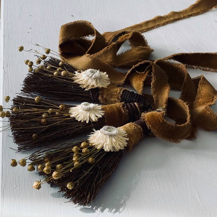 CINNAMON BROOM VINTAGE WHITE STRAWFLOWER - Mystic Tribes